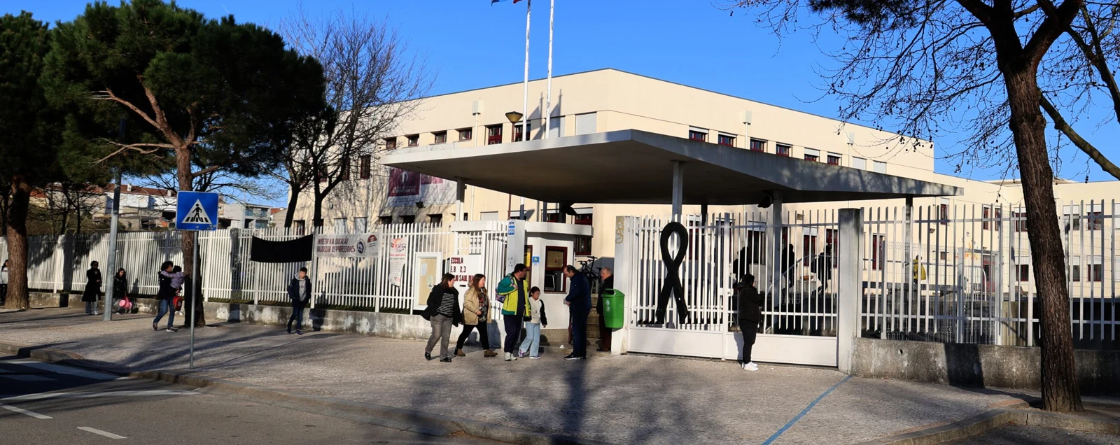 Entrada da Escola Básica Júlio Saúl Dias, fotografada para o site do agrupamento